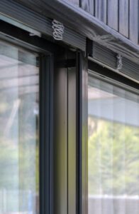 vista en detalle de la ventana de una vivienda industrializada construida en madera