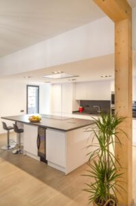 vista del interior de la cocina luminosa y moderna de una vivienda industrializada en madera