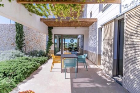 patio exterior de la construcción de vivienda industrializada en Cala Murada