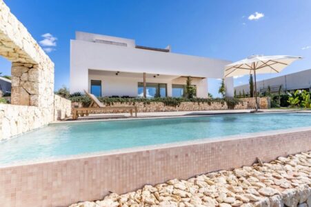 vista frontal de la piscina de la construcción de vivienda industrializada en Cala Murada