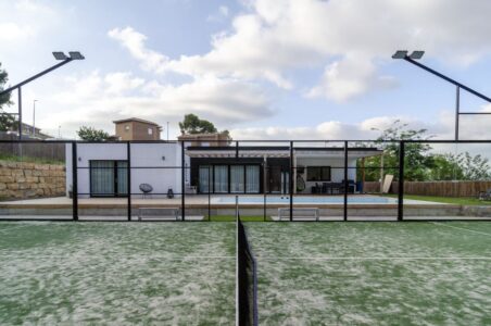 vista exterior de la fachada de una vivienda industrializada ya terminada